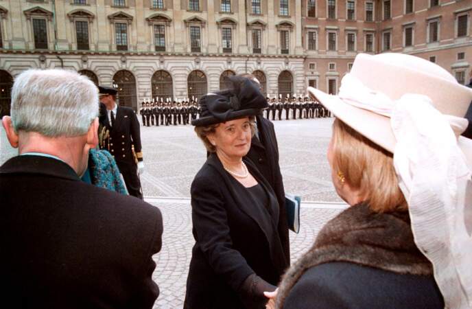 De son côté, Bernadette Chirac est fidèle à elle-même : digne, discrète, silencieuse. Pendant des années, elle met tout en œuvre pour que Laurence soigne ses maux dans l’intimité la plus stricte.