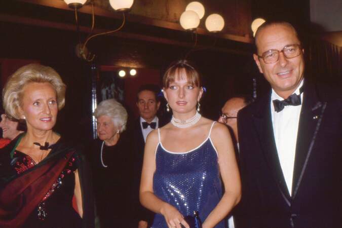 Et si la cadette des Chirac saura très vite se démarquer en participant à la vie politique de son père, Laurence, elle, reste dans l'ombre.