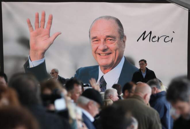 Trois ans après, Jacques Chirac décède et est inhumé aux côtés de sa Laurence, au cimetière du Montparnasse.