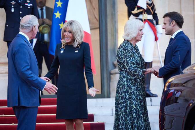 Le président de la République française Emmanuel Macron et sa femme la Première Dame Brigitte Macron raccompagnent le roi Charles III d'Angleterre et Camilla Parker Bowles après leur séjour de deux jours à Paris.