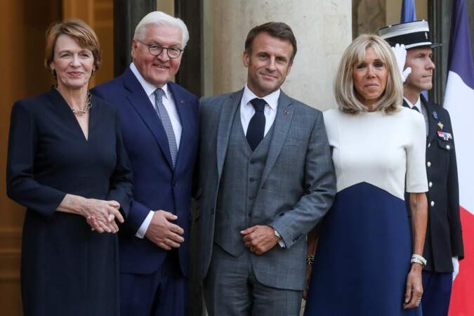 Le président Emmanuel Macron et sa femme Brigitte Macron en look bicolore accueillent le président de l'Allemagne Frank-Walter Steinmeier et sa femme au palais de l'Elysée à Paris
