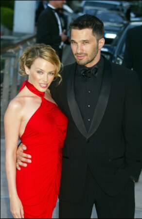 Par ailleurs, avant de rencontrer Halle Berry, l’acteur français a vécu une autre histoire d’amour avec une star : Kylie Minogue.