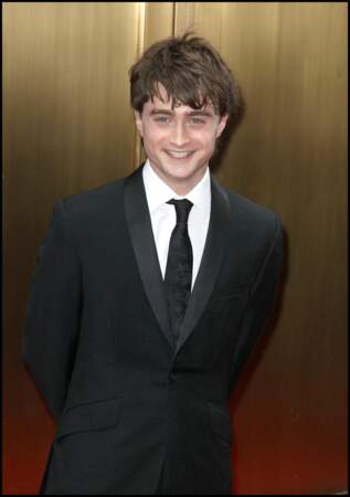 Traqué par les paparazzis, épié à chaque moment de son quotidien hors des plateaux de tournage, Daniel Radcliffe fait peu à peu les choux gras de la presse à scandale.