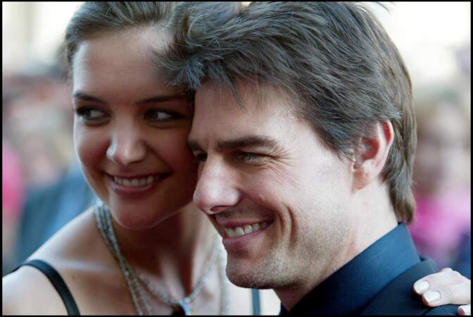 C’est en avril 2005 que le public découvre l’identité de l’élue : Katie Holmes, 27 ans, de 16 ans la cadette de Tom Cruise, star de la série culte "Dawson".