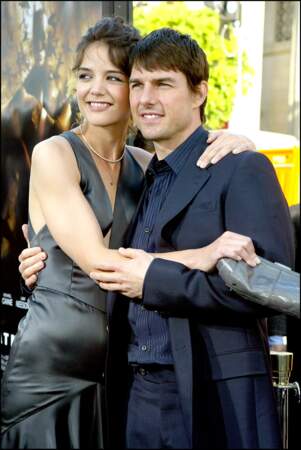 Lors d’un voyage à Paris, Tom Cruise joue les romantiques en demandant Katie Holmes en fiançailles lors d’un diner au restaurant Jules Verne.
