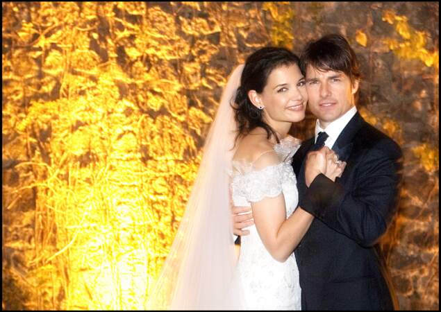 Seulement quelques mois après la naissance de Suri, Katie Holmes et Tom Cruise se marient lors d’une cérémonie fastueuse en Italie.