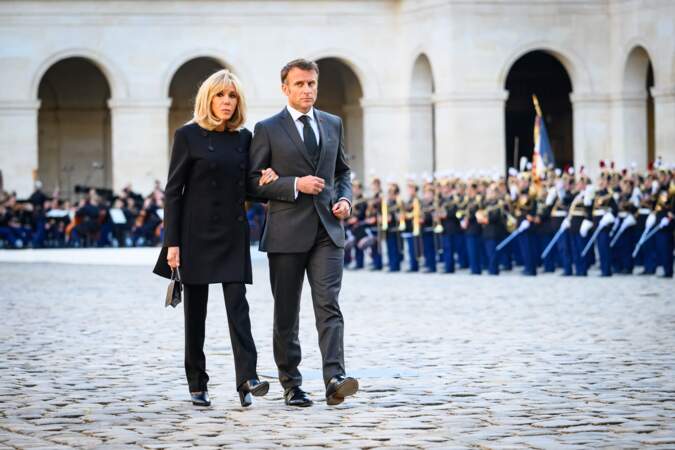 Brigitte et Emmanuel Macron à l'hommage national à Hélène Carrère d'Encausse aux Invalides à Paris, le  3 octobre 2023. 