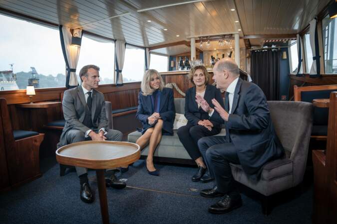 Brigitte Macron et Emmanuel Macron visitent l'usine Airbus à Hambourg en compagnie du chancelier AllemaND Olaf Scholz, le le 9 octobre 2023. 