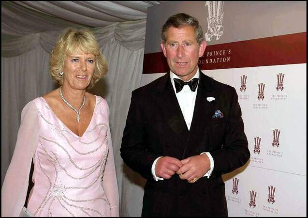 Après le décès de Lady Diana en 1997, le prince Charles et Camilla Parker Bowles apparaissent côte à côte en juin 2000, lors d'un dîner de gala. 