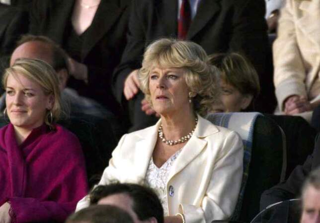 Lors du jubilé d'or de la reine Elizabeth en 2002, Camilla Parker Bowles, s'assoit juste derrière la famille royale, preuve de son ascension. 