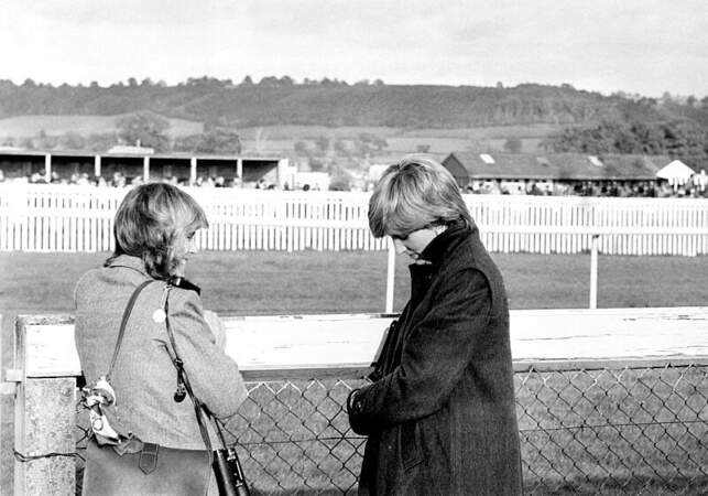 Entre le prince Charles et Lady Diana, le mariage n'a jamais été heureux. Camilla Parker Bowles fréquentait quelques fois la princesse comme ce 24 octobre 1980. 