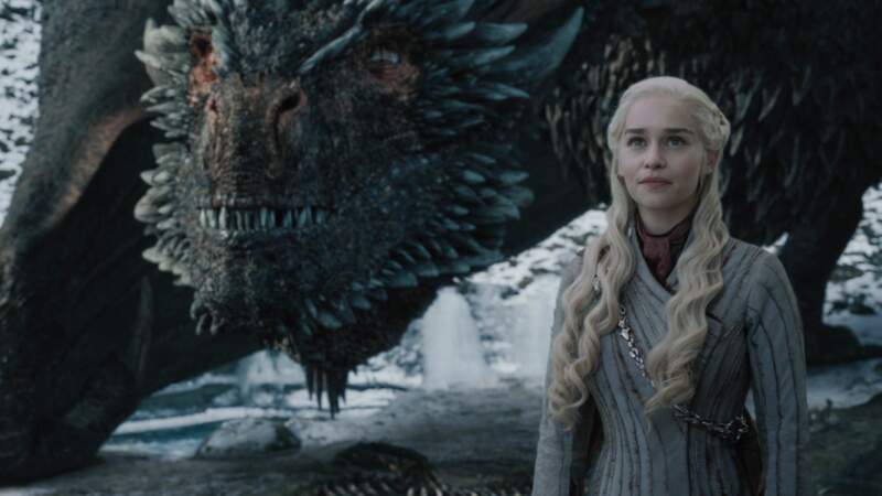 Il lui faut alors retourner sur les plateaux de tournage pour la saison 2 de "Game of Thrones". Emilia Clarke tient comme elle peut, prend de la morphine entre chaque interview. L’actrice est épuisée.