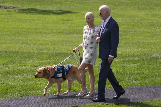 En octobre 2023, c’est au bras du président Joe Biden, et munie d’une canne et d’un chien guide, que Selma Blair a fait une apparition à la Maison Blanche.