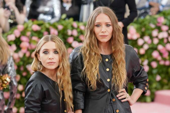 En 2001, Mary-Kate et Ashley Olsen se lancent dans la mode. Peu de temps après, elles décident de mettre un terme à leurs carrières d’actrices, lassées par l’agitation médiatique qui les a tant fait souffrir depuis l’enfance. 