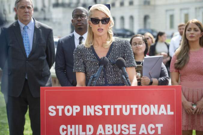 Dans le cadre d’un projet de loi visant à réglementer les écoles pour adolescents en difficulté, Paris Hilton livrait alors un témoignage glaçant de sa propre expérience.
