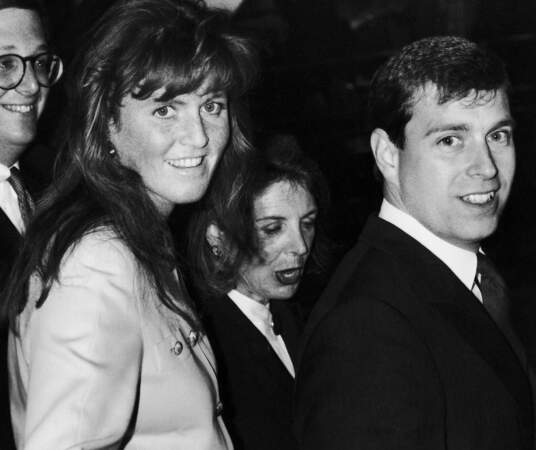 En mars 1992, Sarah Ferguson et le prince Andrew annoncent leur divorce, après les naissances de leurs deux filles : les princesses Beatrice (née en 1988) et Eugenie d’York (née en 1990).