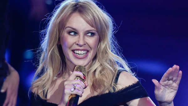 VOICI Kylie Minogue complètement nue pour ses ans elle allume Instagram avant de souffler